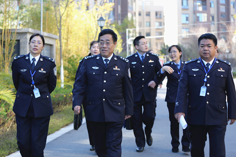 云南监狱网-夏新建局长到省第一女子监狱进行新春慰问